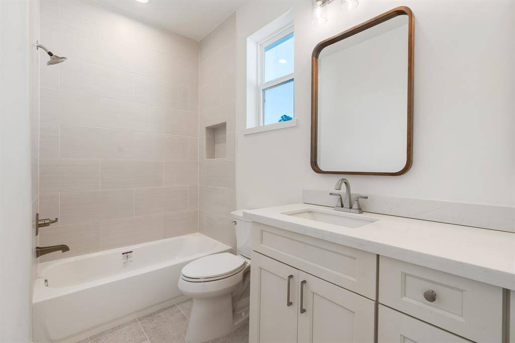 Secondary bathroom.