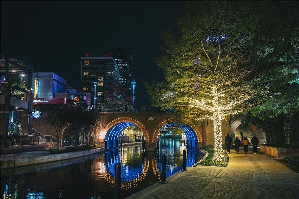 Nestled just minutes from The Woodlands, this location offers convenient access to a wide variety of parks, restaurants, bars, shops, and entertainment options.