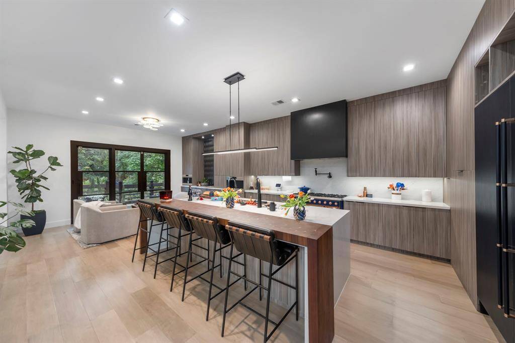 Sleek yet inviting, this contemporary kitchen blends natural textures with high-end finishes.