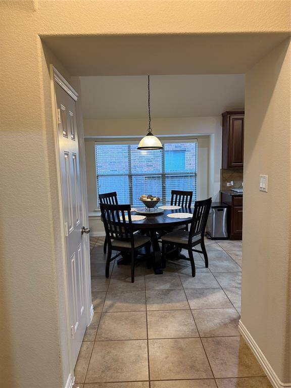Eat-in kitchen