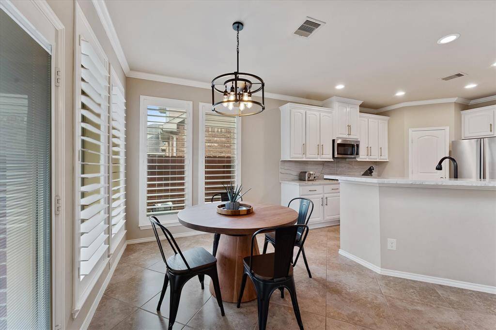 Sunny breakfast room with views to the covered patio and backyard