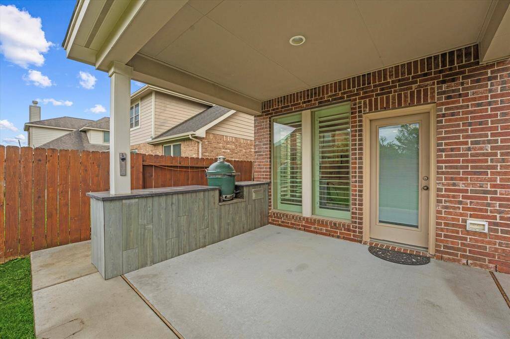 Great covered patio for outdoor dining