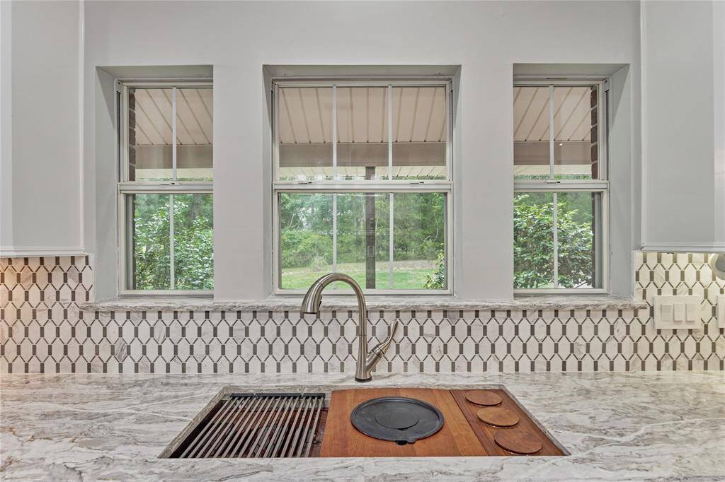 Gorgeous backsplash and nature-filled views