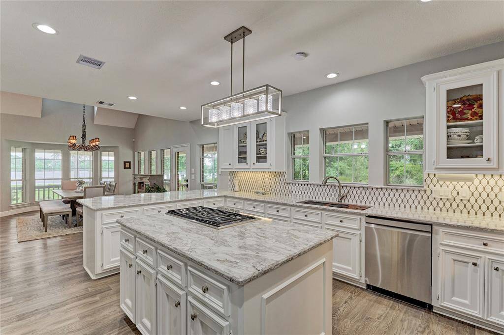 Gourmet kitchen with Viking range, quartz counters and all new appliances