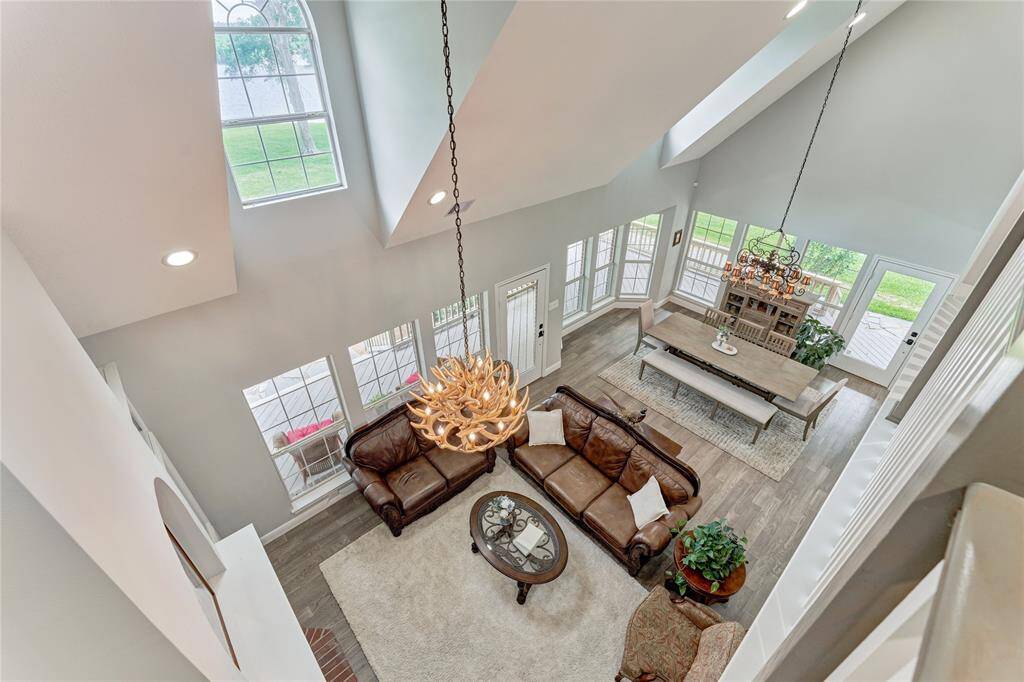 What a bright open space, perfect for both gatherings and alone time