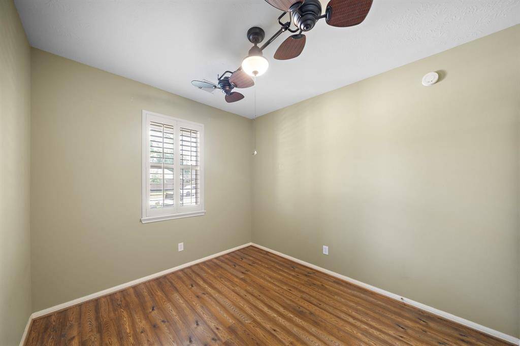 Secondary bedroom.