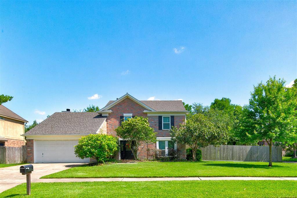 Beautiful, well maintained 3 bedroom, 2.5 bath home on a large corner lot in Friendswood ISD