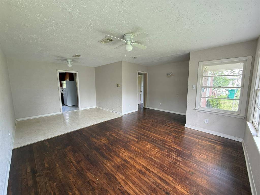 Living and breakfast area with lots of windows to provide natural light.