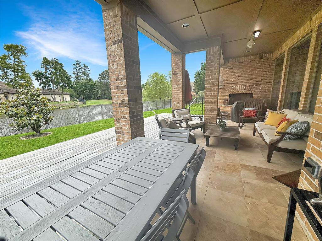 Covered Patio w Fireplace.