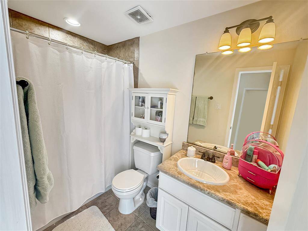 Guest Ensuite Bath.