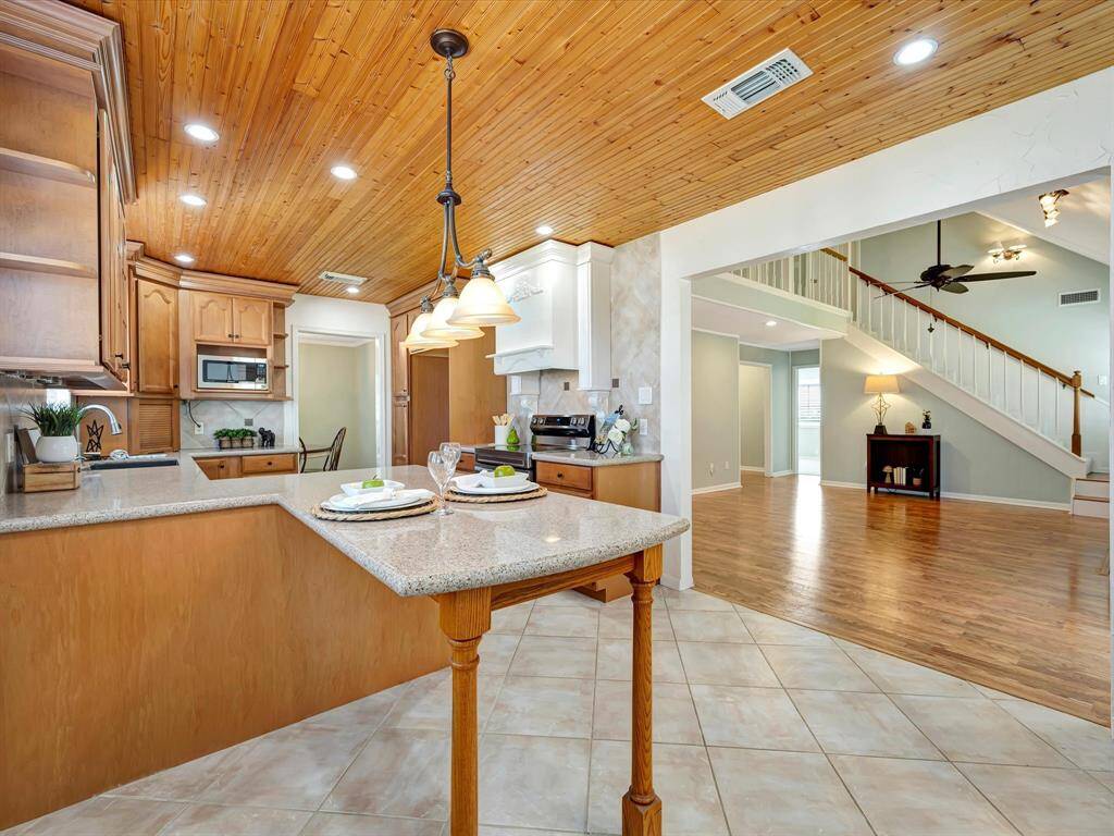 Breakfast room with built-in table