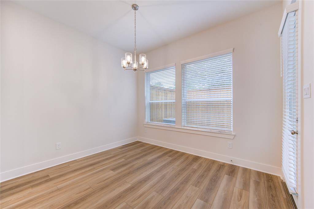 Located just off the kitchen, the cozy breakfast room offers the perfect spot for casual dining. With large windows that provide plenty of natural light and views of the backyard, this space feels both bright and welcoming. The open layout allows for easy access to the kitchen, making it convenient for enjoying quick meals or morning coffee.
