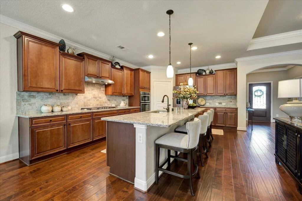Pendant lighting enhance the warm tones and highlight the ample prep space.