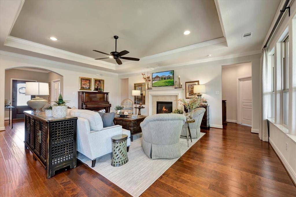 Arched entry into the living area featuring recessed lighting