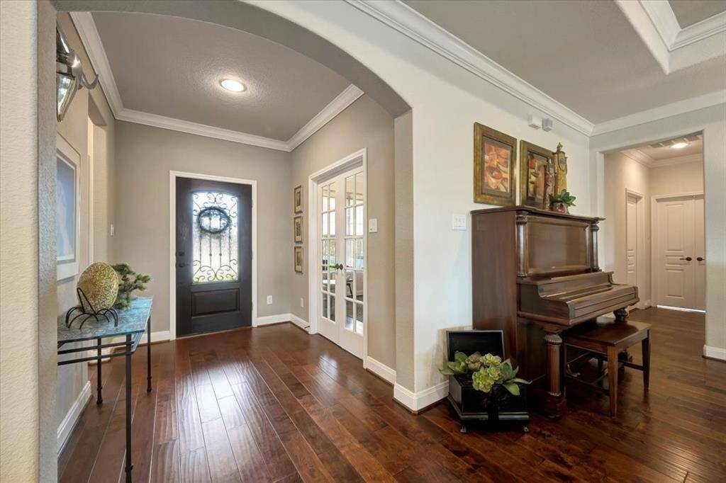 Elegant front entry – sets the tone with upgraded finishes and a welcoming ambiance.