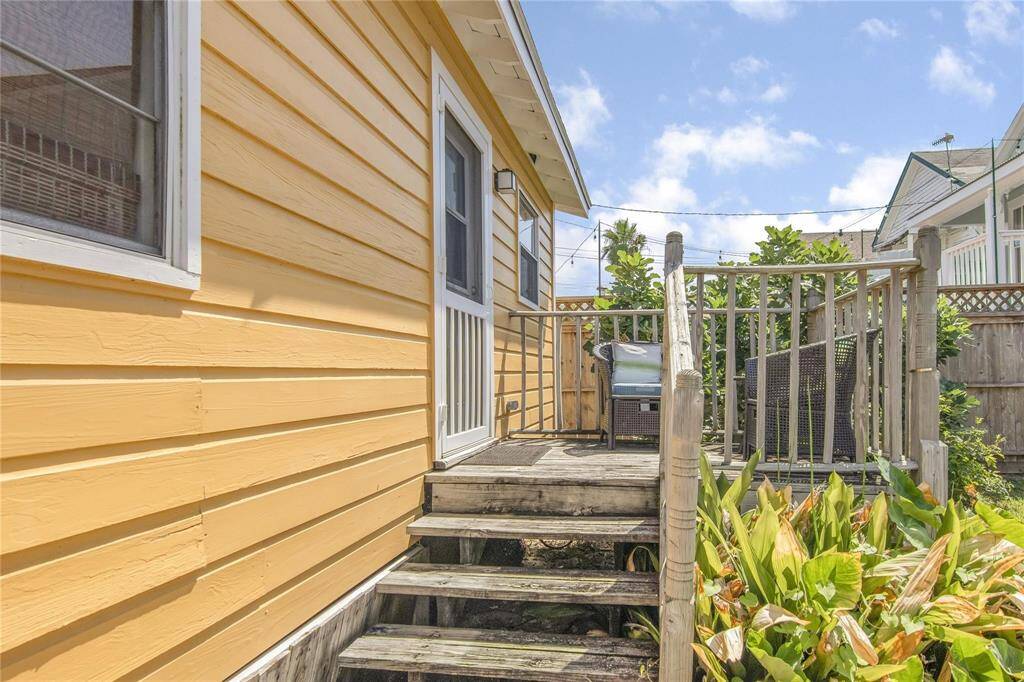 Charming cottage entrance with inviting garden space. Perfect for relaxation and outdoor enjoyment.