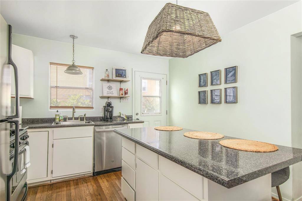 Charming cottage kitchen featuring a stylish island for added functionality and elegance.