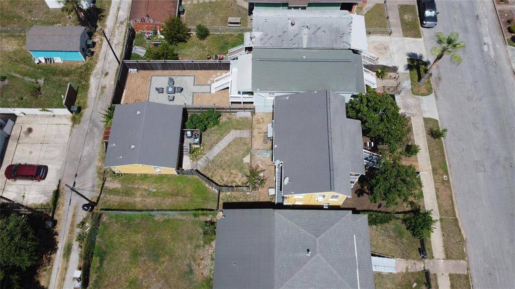 Charming 3-unit complex offering versatile living options in a convenient location. Ideal for investors or multi-family living. Enjoy spacious layouts and a welcoming neighborhood atmosphere.