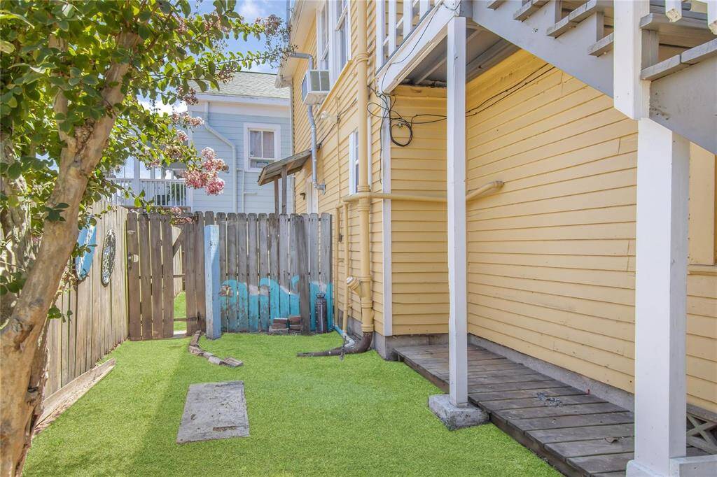 Charming side view of the inviting backyard, perfect for relaxation or gardening.