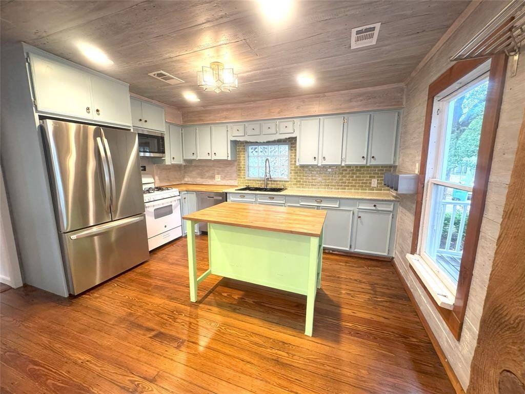 You will love this modern  kitchen!
