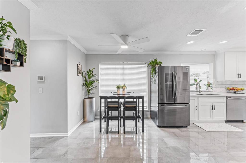 i"Bright mornings start here ?? This cozy breakfast nook is the perfect spot for coffee, conversation, and weekend brunch.