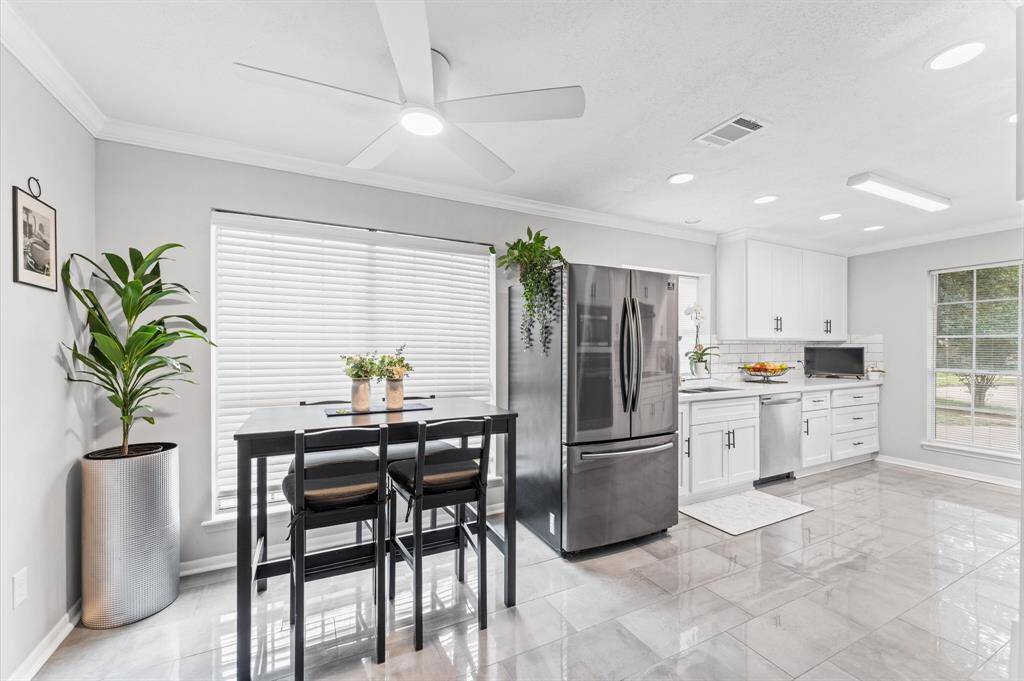 "Bright mornings start here ?? This cozy breakfast nook is the perfect spot for coffee, conversation, and weekend brunch.