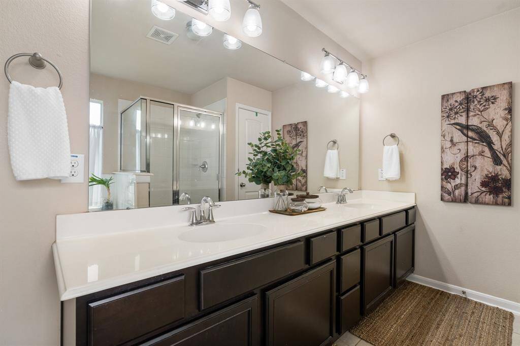 Primary bath with dual sinks