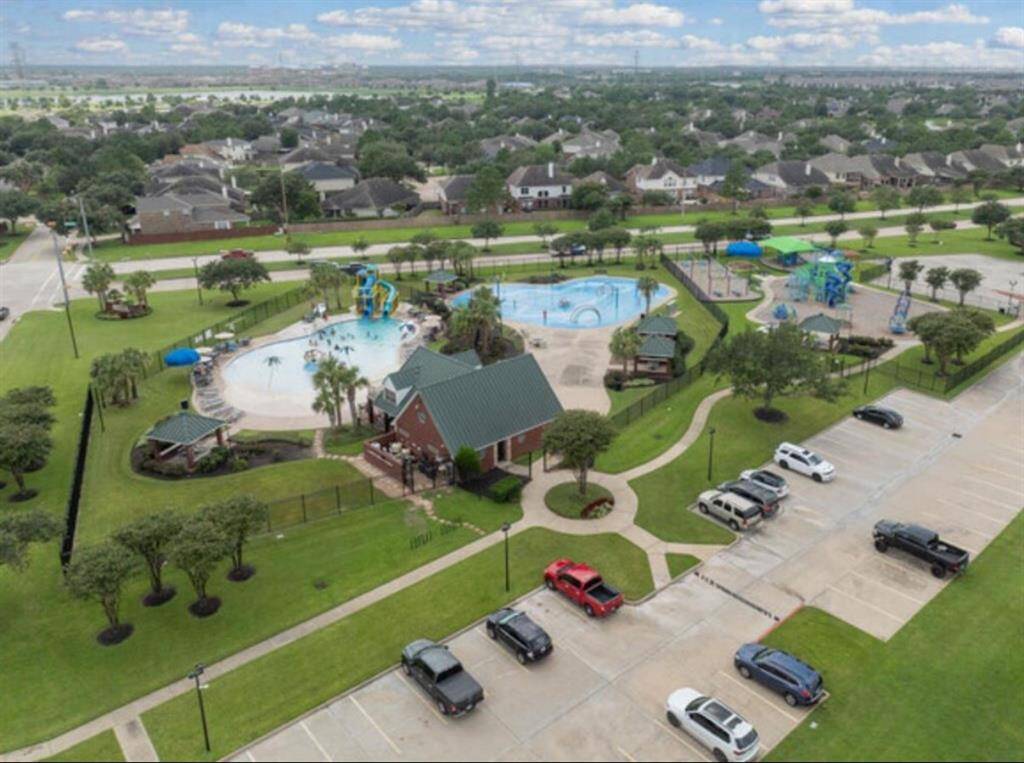 Amenities: Pool, splash pad & parks. Enjoy the summer with your family & friends.