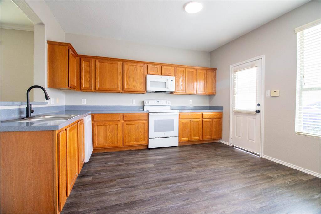 Kitchen and Breakfast Area