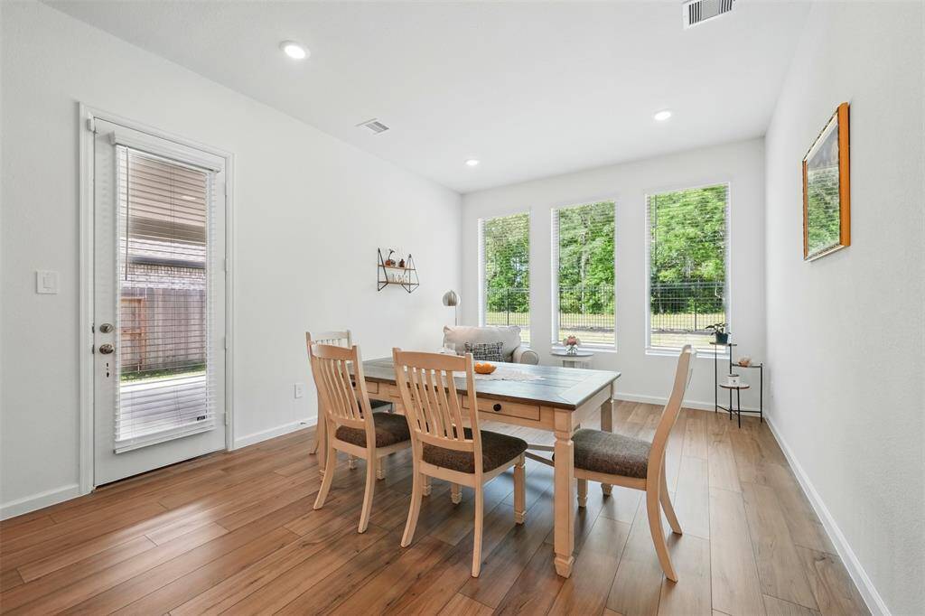 The dining area offers a peaceful setting with beautiful forest views and excellent privacy—perfect for enjoying meals in a serene atmosphere.