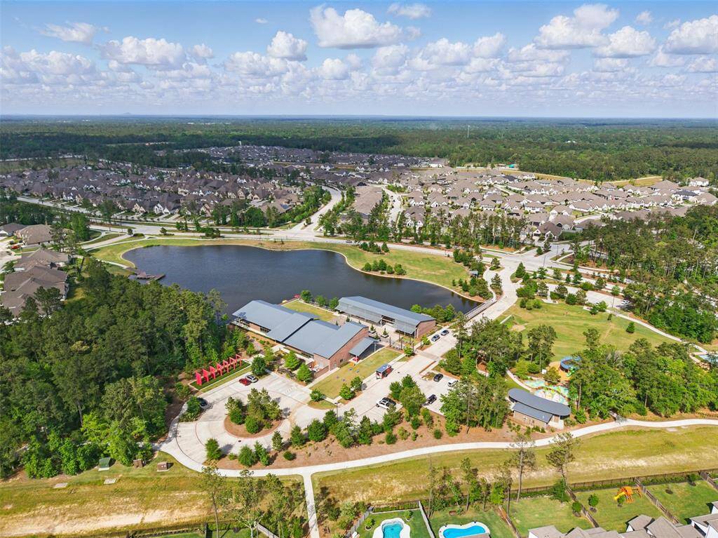 Just a short walk to the community center, featuring a 24/7 gym, cozy café, public office, event venue, and more.