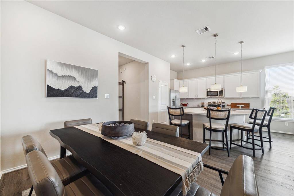 Seamlessly connected to the kitchen with bar seating and the family room, this open dining room is perfect for everything from relaxed meals to lively gatherings.