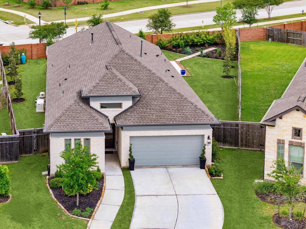 Discover the perfect blend of style, comfort, and smart design in this stunning 3/3/2 home in Sienna. Set on a .20-acre lot with a sparkling pool, summer kitchen, and covered patio, this home offers resort-style living every day. Inside, enjoy LVP flooring, an open island kitchen, a posh owner’s retreat, flexible living spaces, and modern upgrades throughout including a Generac generator. You are invited to come tour and experience it all for yourself.