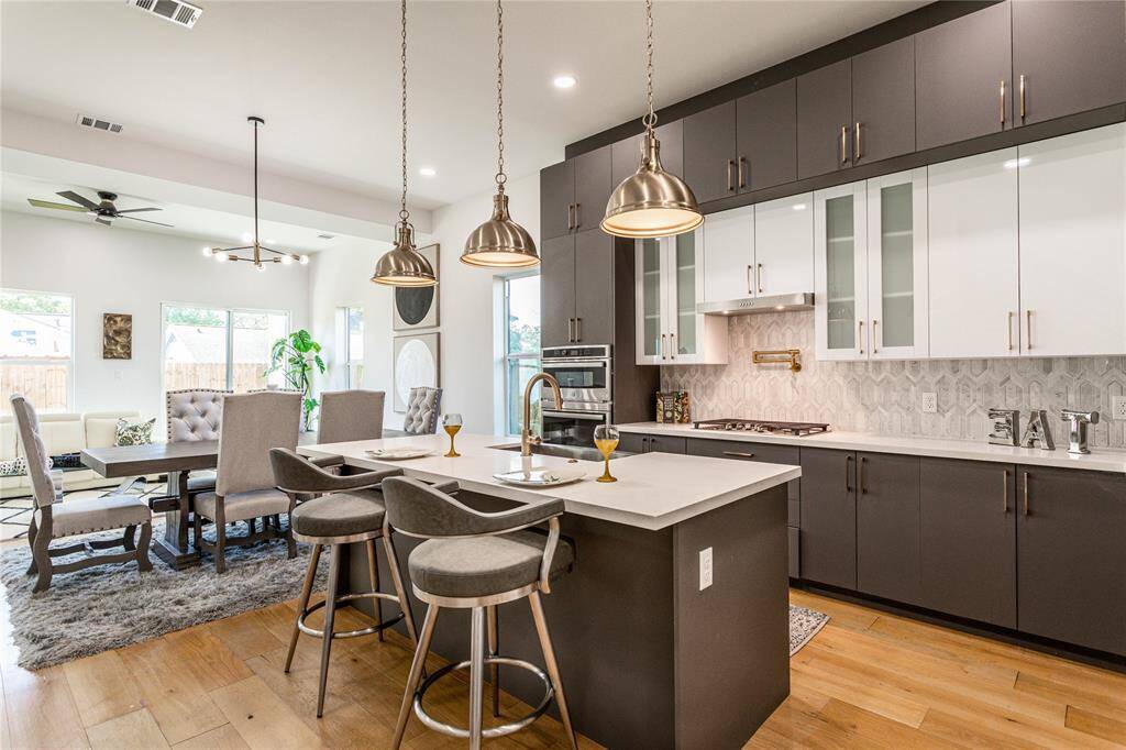 Gourmet kitchen
