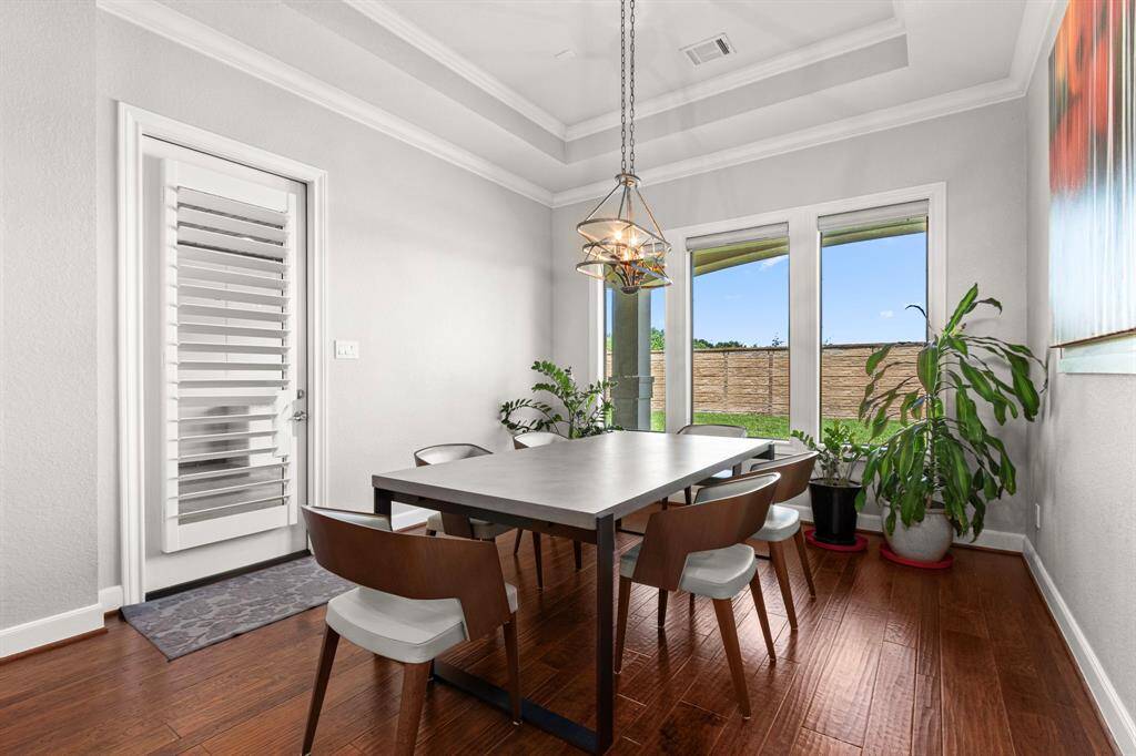 Oversized breakfast room
