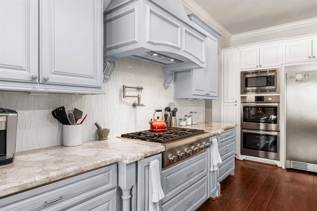Large gas cooktop, stainless steel appliances + built-in refrigerator/freezer