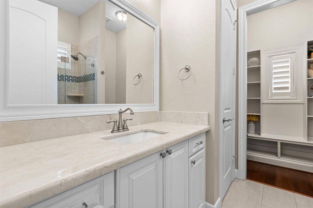 En-suite bathroom and closet area