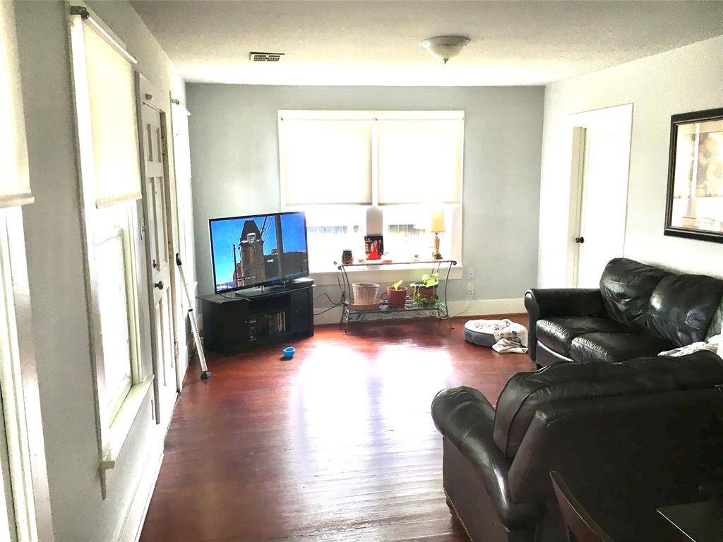Enter to living/dining area.(new photos to come)