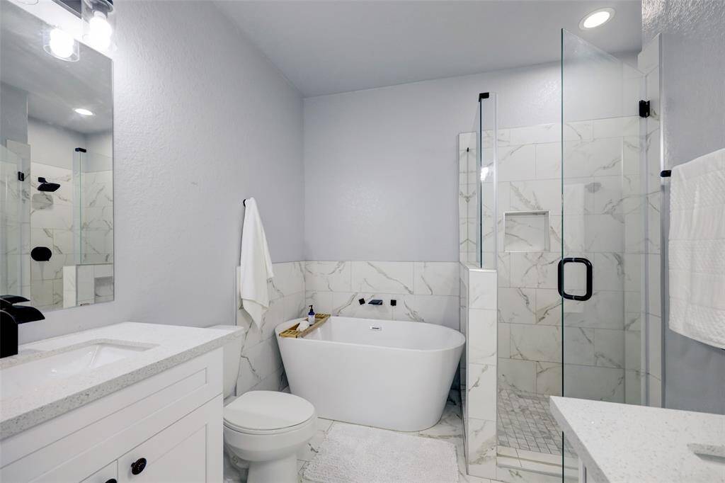 Primary bath makes you think you are in a spa!