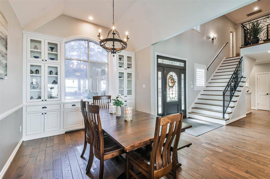 Lovely Hardwood floors ! Charming Open floor plan make this very warm & inviting. Kitchen opens to the living Lovely Hardwood floors ! Charming Open floor plan make this very warm & inviting. Kitchen opens to the living room