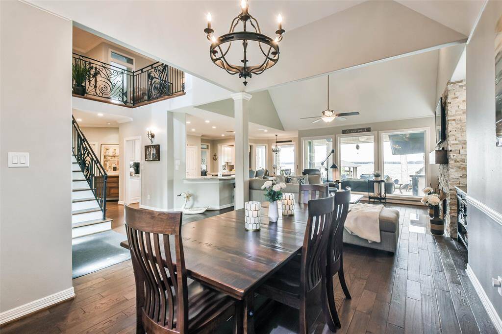 Lovely Hardwood floors ! Charming Open floor plan make this very warm & inviting. Kitchen opens to the living Lovely Hardwood floors ! Charming Open floor plan make this very warm & inviting. Kitchen opens to the living room