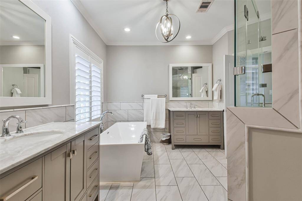 Relaxing Bathtub !! Enjoy this exquisite en suite bathroom with these spa like facilities