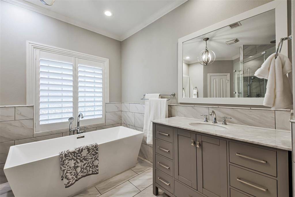 Glass-enclosed walk-in shower , relaxing Bathtub !! Enjoy this exquisite en suite bathroom with these spa like facilities