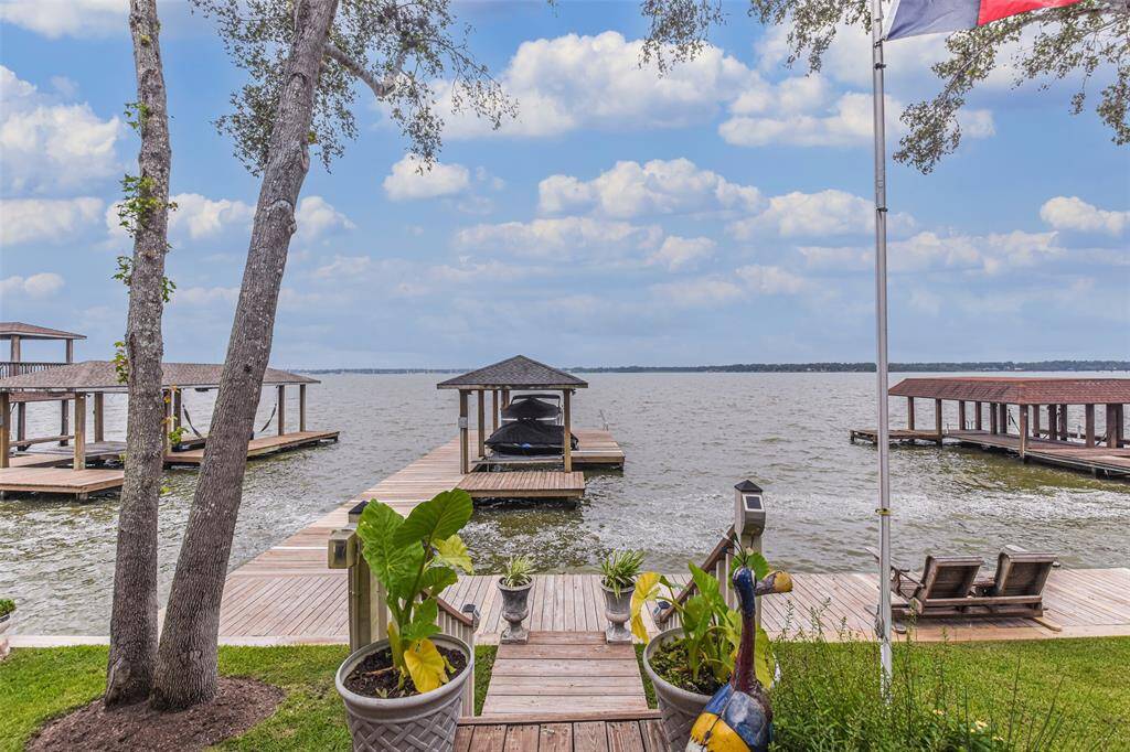 The charming patio area is ideal for both intimate and social gatherings !! Perfect for entertaining, something you won't easy find in the area.