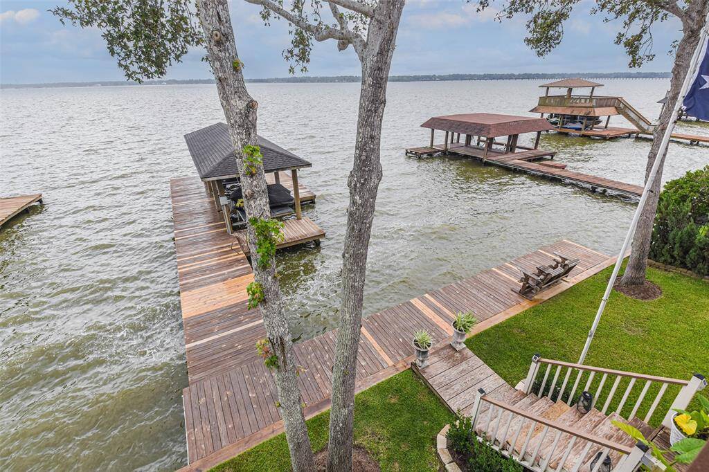 The charming patio area is ideal for both intimate and social gatherings !! Perfect for entertaining, something you won't easy find in the area.