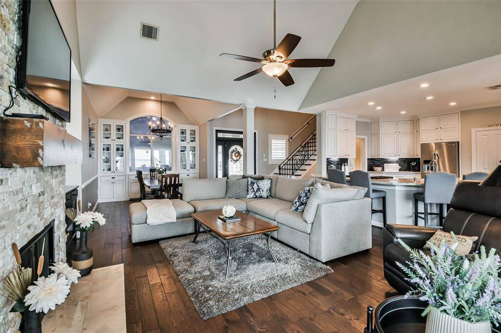 Lovely Hardwood floors ! Charming Open floor plan make this very warm & inviting. Kitchen opens to the living Lovely Hardwood floors ! Charming Open floor plan make this very warm & inviting. Kitchen opens to the living room