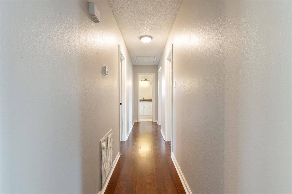 Hallway leading towards the bedrooms.