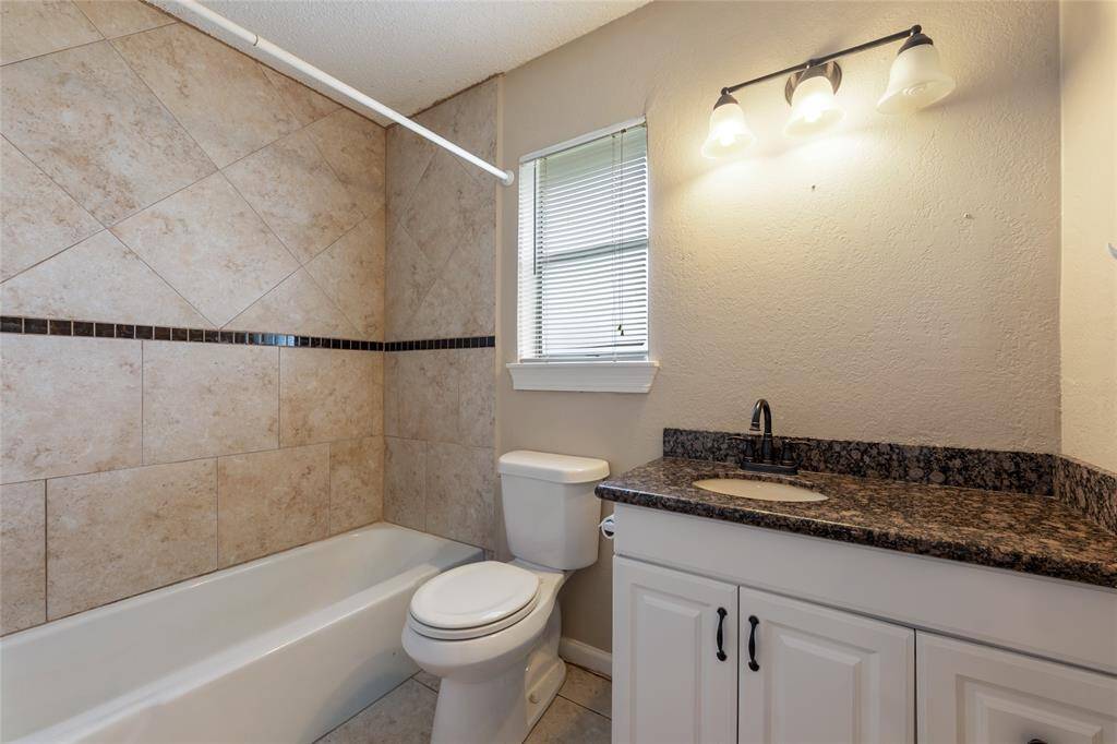 Guest bathroom that splits the bedrooms.