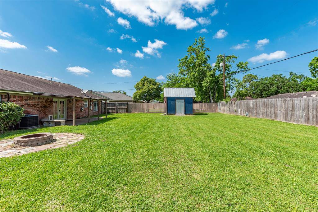 Great size backyard for, plenty of room for a futrue pool.