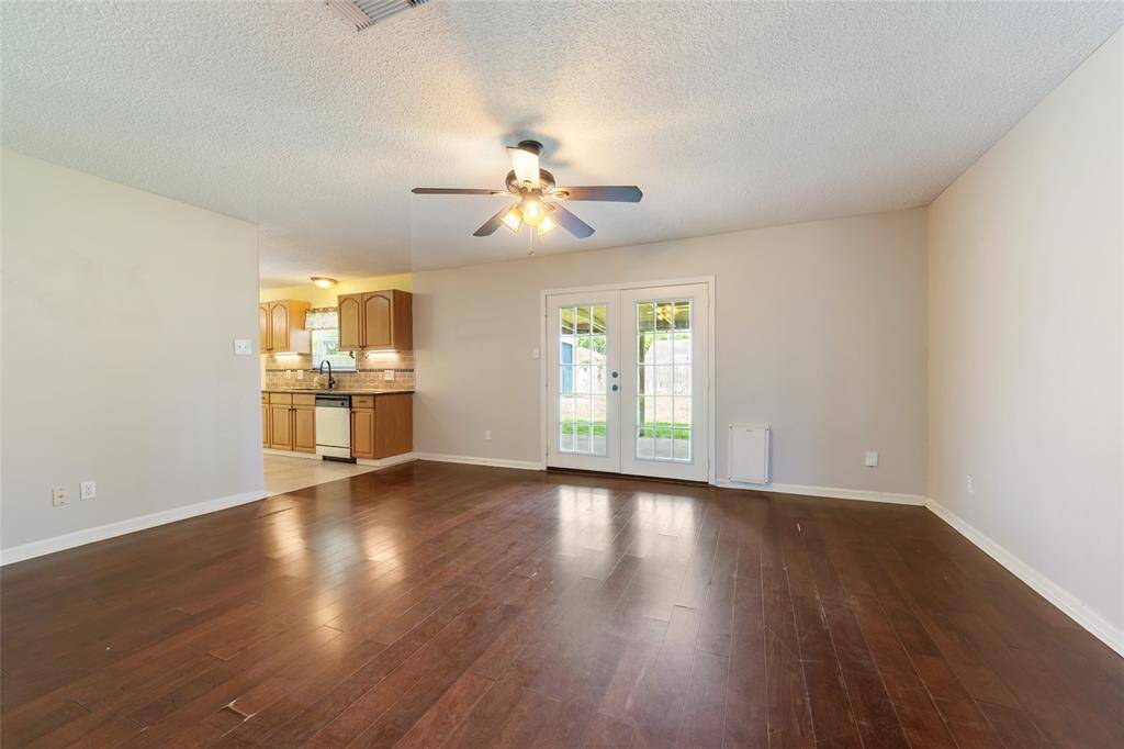 Great living area located right off the kitchen.